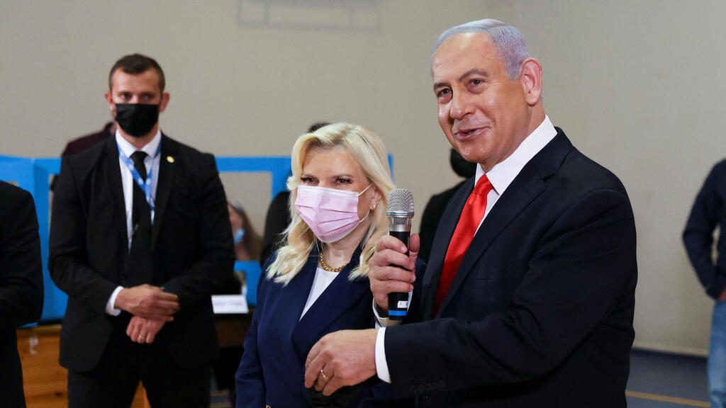 Prime Minister Benjamin Netanyahu voting with his wife Sara in Jerusalem on Tuesday (Photo: Reuters) ראש הממשלה בנימין נתניהו ורעייתו שרה מצביעים בירושלים
