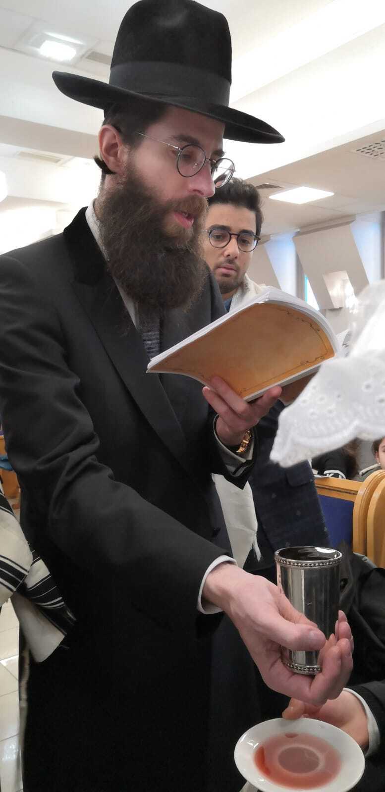 הרב הרולד וויל בטקס ברית מילה