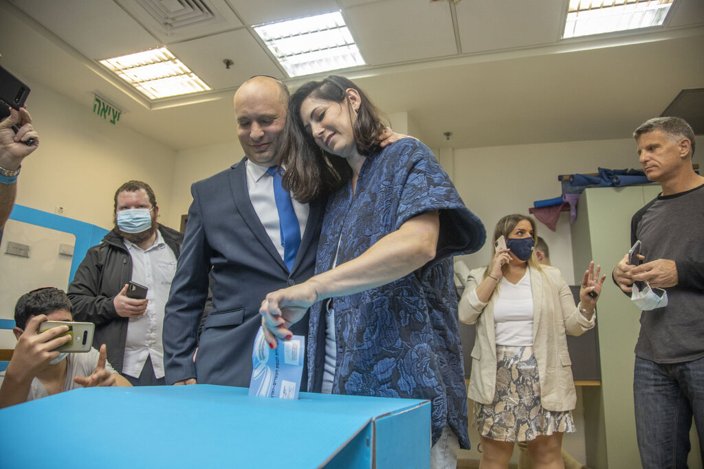 Naftali Bennett and his wife Gilat voting in Ra'anana on Tuesday (Photo: Eli Dasa) נפתלי בנט מצביע בקלפי ברעננה