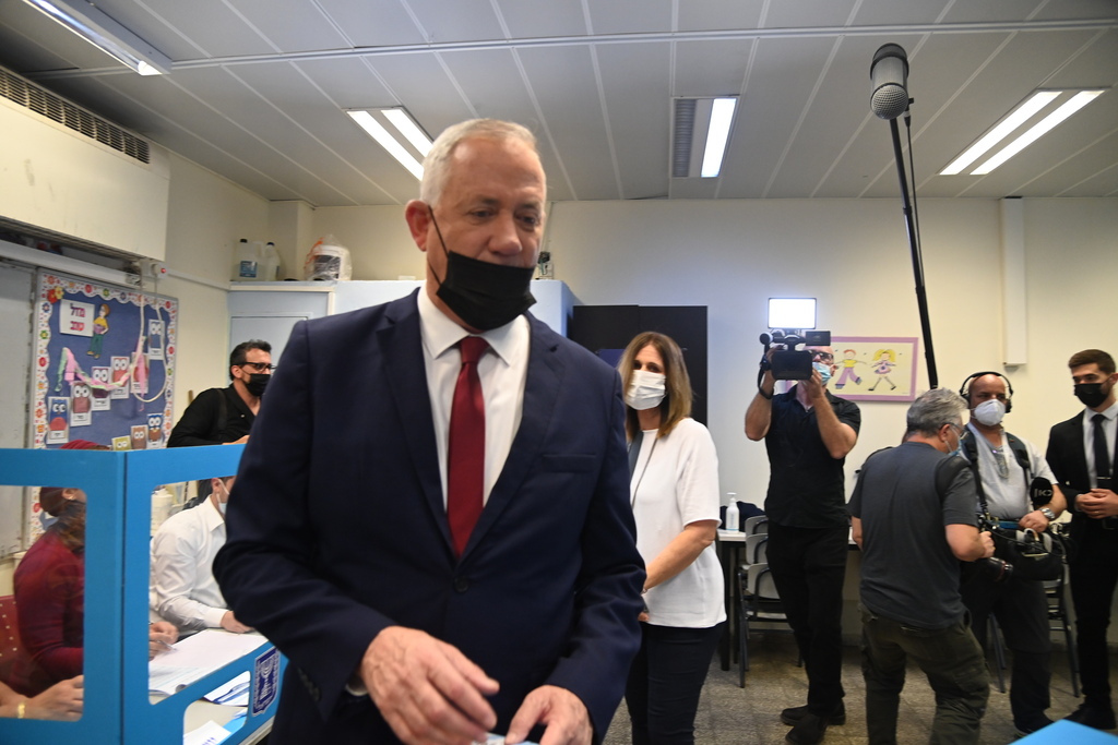 Benny Gantz voting in Rosh HaAyin on Tuesday (Photo: Yair Sagi) בני גנץ מצביע בראש העין