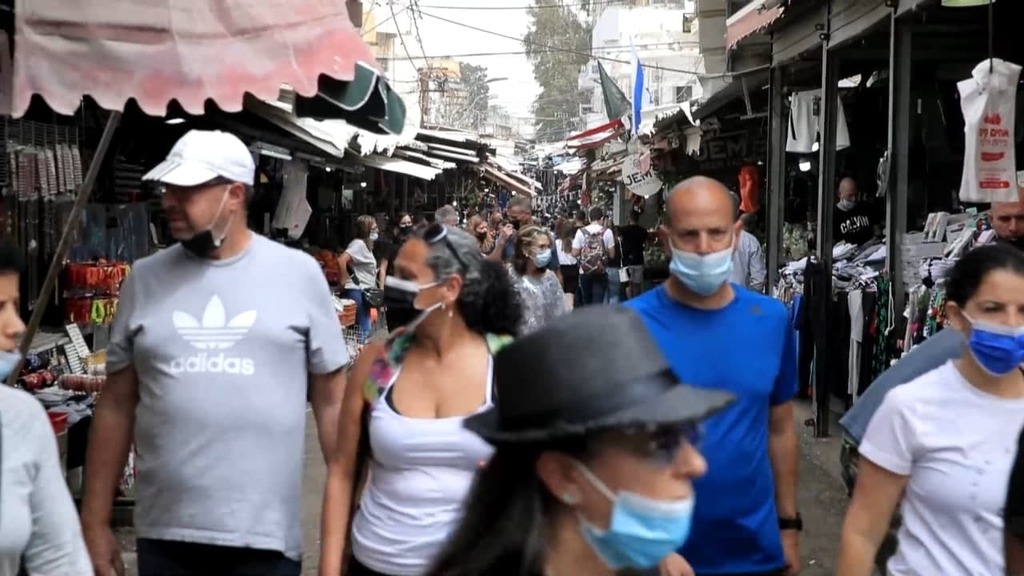 בשוק הכרמל (צילום: טל שמעוני) מטיילים ונהנים בפארקים ובחופי הים בתל אביב ביום הבחירות
