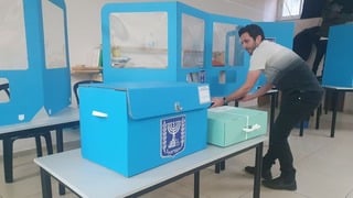 הכנות לפתיחת הקלפי בבית הספר בית יעקב בית הילד בתל אביב
