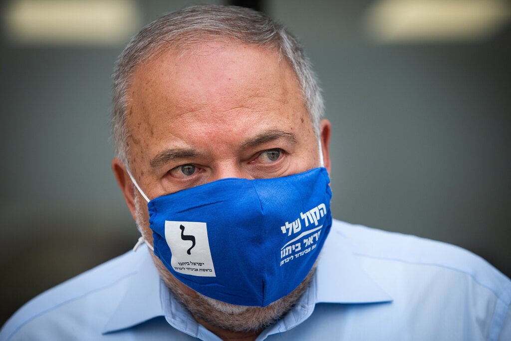 הציב מועמד ריאלי. ליברמן (צילום: אלכס קולומויסקי) אביגדור ליברמן ואשתו מצביעים בקלפי בנוקדים