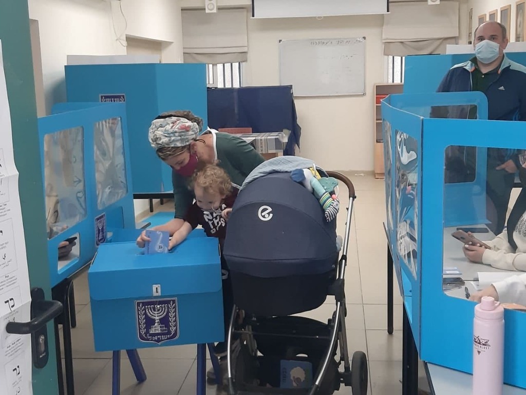 מצביעים בקלפי בלוד