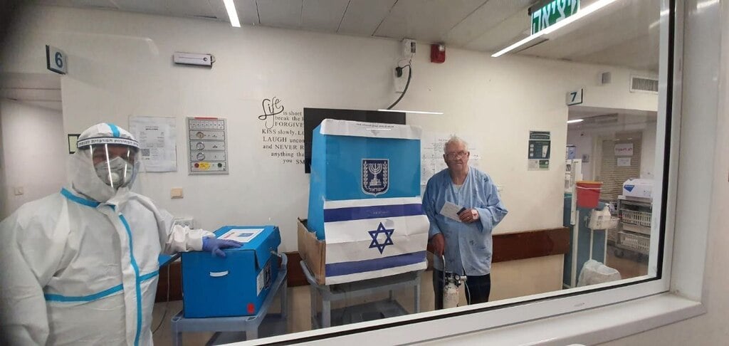 חולי קורונה מצביעים בבית החולים הלל יפה (צילום: דוברות מרכז רפואי הלל יפה) חולי קורונה מצביעים בבית החולים הלל יפה