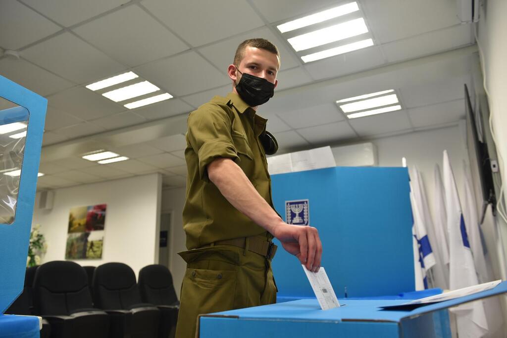 An IDF soldier votes in the March 2021 elections (Photo: Israel Defense Forces) חיילי צה"ל מצביעים בקלפיות
