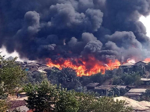 צילום: EPA שריפה מחנה פליטים של בני ה רוהינגה בנגלדש
