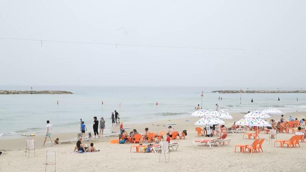 נהנים בחוף הים בתל אביב (צילום: טל שמעוני) מטיילים ונהנים בפארקים ובחופי הים בתל אביב ביום הבחירות