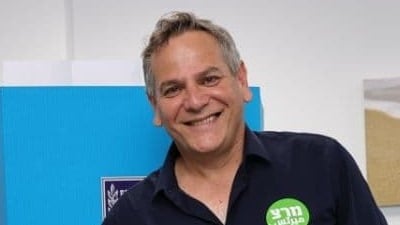 ניצן הורוביץ מצביע בקלפי בתל אביב