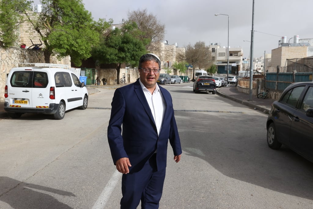 בן גביר (צילום: עמית שאבי) איתמר בן גביר מחוץ לביתו בבוקר שאחרי הבחירות