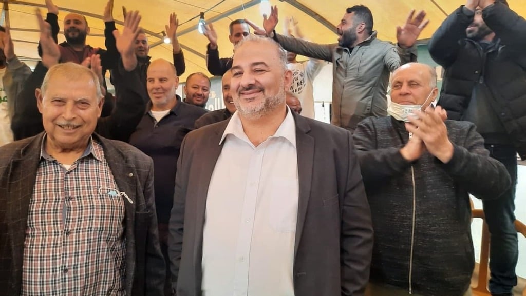 מנסור עבאס חוגג את תוצאות הבחירות (צילום: אביהו שפירא) מנסור עבאס בחגיגות בכפר מע'אר בבוקר שאחר הבחירות