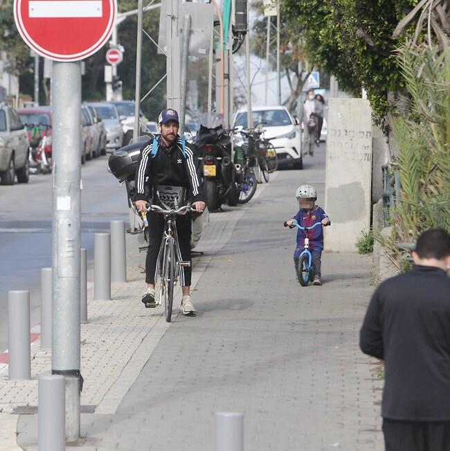 בוקר טוב למשפחת פפר. אורי והבן איתן (צילום: מוטי לבטון) בוקר טוב למשפחת פפר. אורי והבן איתן