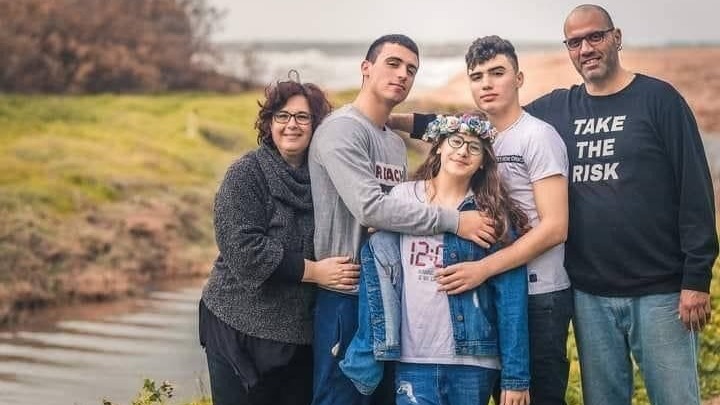 עדיין חוששים מהתפרצות נוספת. משפחת שוורץ (צילום: יפעת אלמדו) שירה שוורץ ומשפחתה