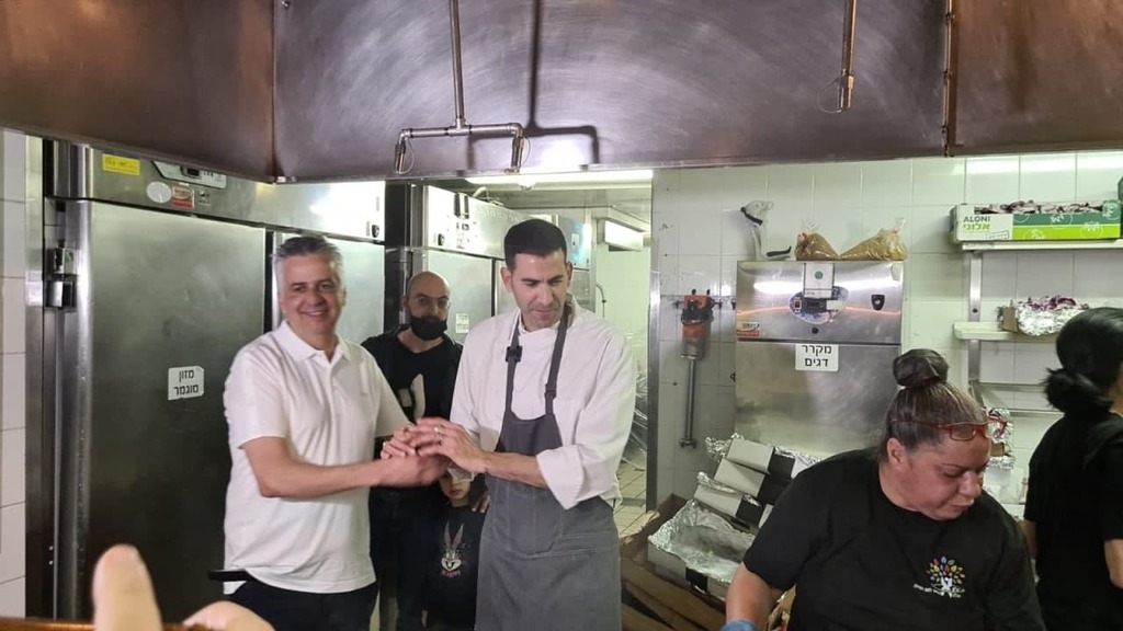 "גם להם מגיע לאכול במסעדות יוקרה". שגב משה ושמעון סבג במהלך הבישולים (צילום: אוקסנה שלומוב) פרויקט בישול 2000 ארוחות חג ל-2000 ניצולי שואה ברחבי הארץ