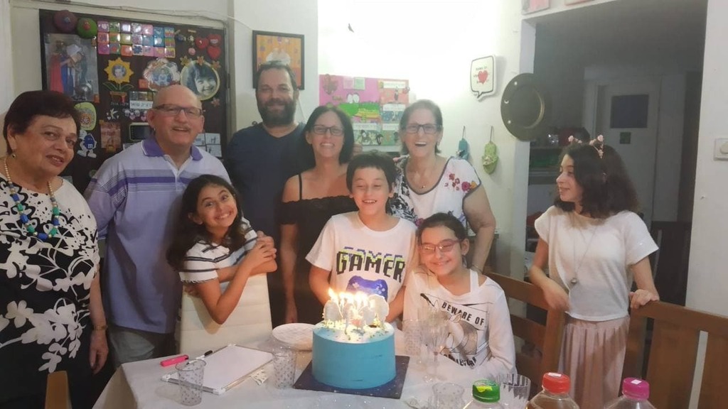 "כאב לי מאוד כשהסבים והסבתות לא פגשו את הנכדים". עיינה גולן חודיר עם משפחתה עיינה גולן חודיר ומשפחתה