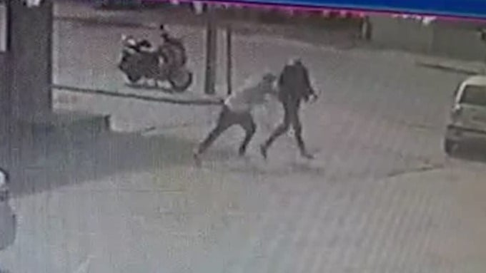 רגעי התקיפה (צילום: יוסי אלי, באדיבות חדשות 13) תיעוד תקיפתו של השף שלום קדוש