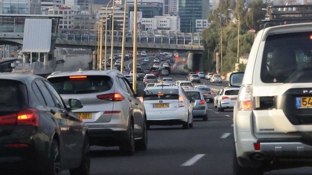 עומסים בנתיבי איילון בדרך לארוחת ליל הסדר (צילום: מוטי קמחי) עומסים בנתיבי איילון בדרך לארוחת ליל הסדר