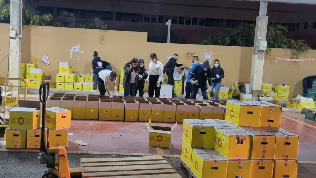 כ-700 אלף פרטי מזון חולקו בכל הארץ. מבצע חלוקת המזון של מד"א (צילום: דוברות מד"א) מבצע חלוקת מזון של מד"א