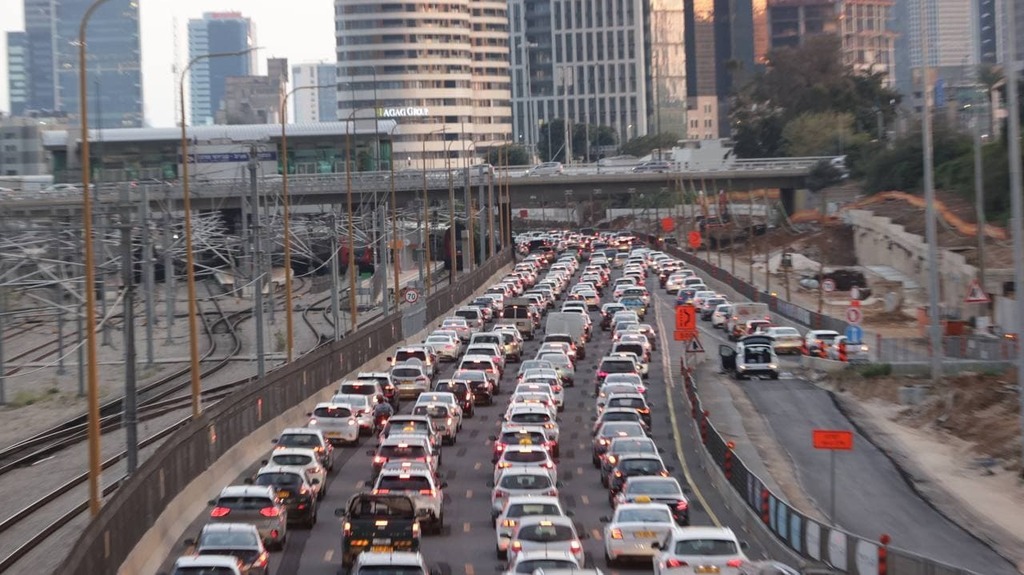 סתימת עורקים טוטאלית (צילום: טל שחר) עומסים בנתיבי איילון בדרך לארוחת ליל הסדר