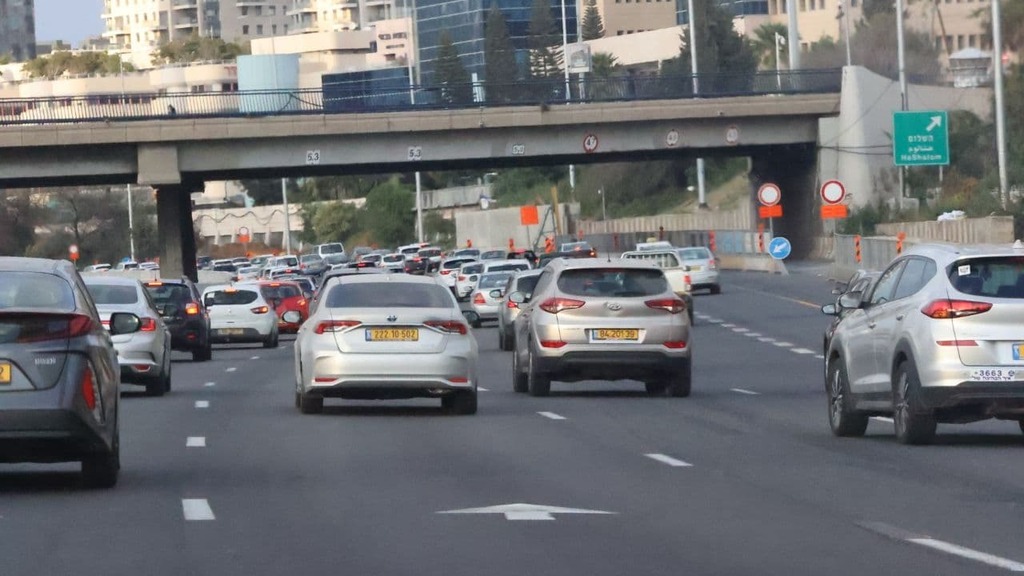 צילום: מוטי קמחי עומסים בנתיבי איילון בדרך לארוחת ליל הסדר