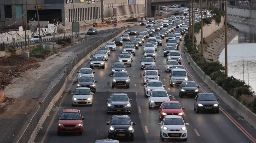 צילום: טל שחר עומסים בנתיבי איילון בדרך לארוחת ליל הסדר