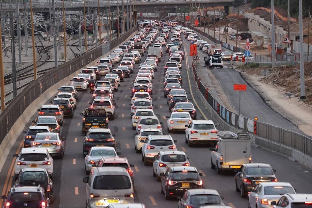 Tel Aviv's Ayalon highway is packed as Israel's head out Saturday to celebrate Passover with family (Photo: Tal Shahar) עומסים בנתיבי איילון בדרך לארוחת ליל הסדר