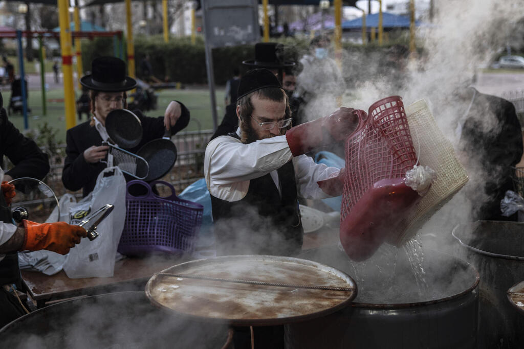 An ultra-Orthodox man dips prepares for Passover in Ashdod ahead of the holiday that begins Saturday (Photo: AP) An ultra-Orthodox man dips prepares for Passover in Ashdod ahead of the holiday that begins Saturday