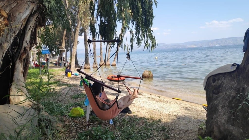 Lounging in the Kinneret (Photo: Tali Bar) מטיילים בכנרת בחג הפסח