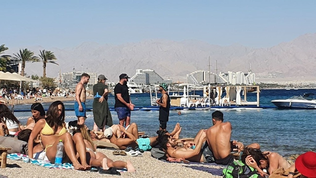 Vacationers on a beach in Eilat נופשים בחוף אילת