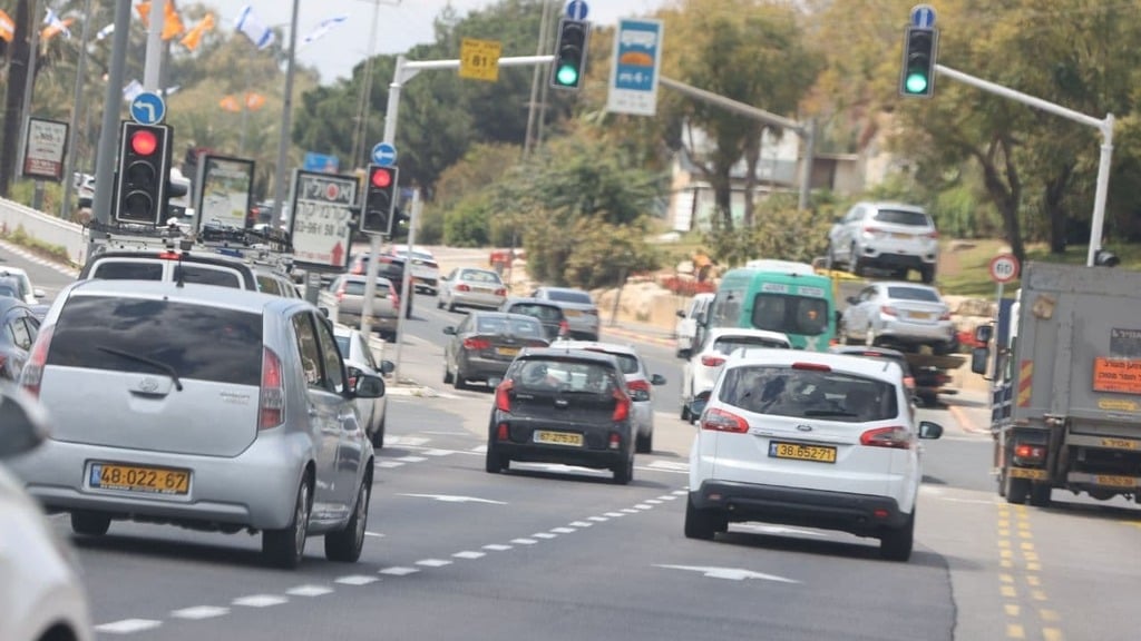 כבישים עמוסים ברכב חדש - תיקון לעומת הירידה בקורונה (צילום: מוטי קמחי) עומס תנועה במחלף ראשון לציון