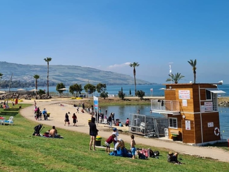 Vacationers on the shores of the Sea of Galilee (Photo: Dana Bechor) מטיילים בחוף צמח המחודש בכנרת