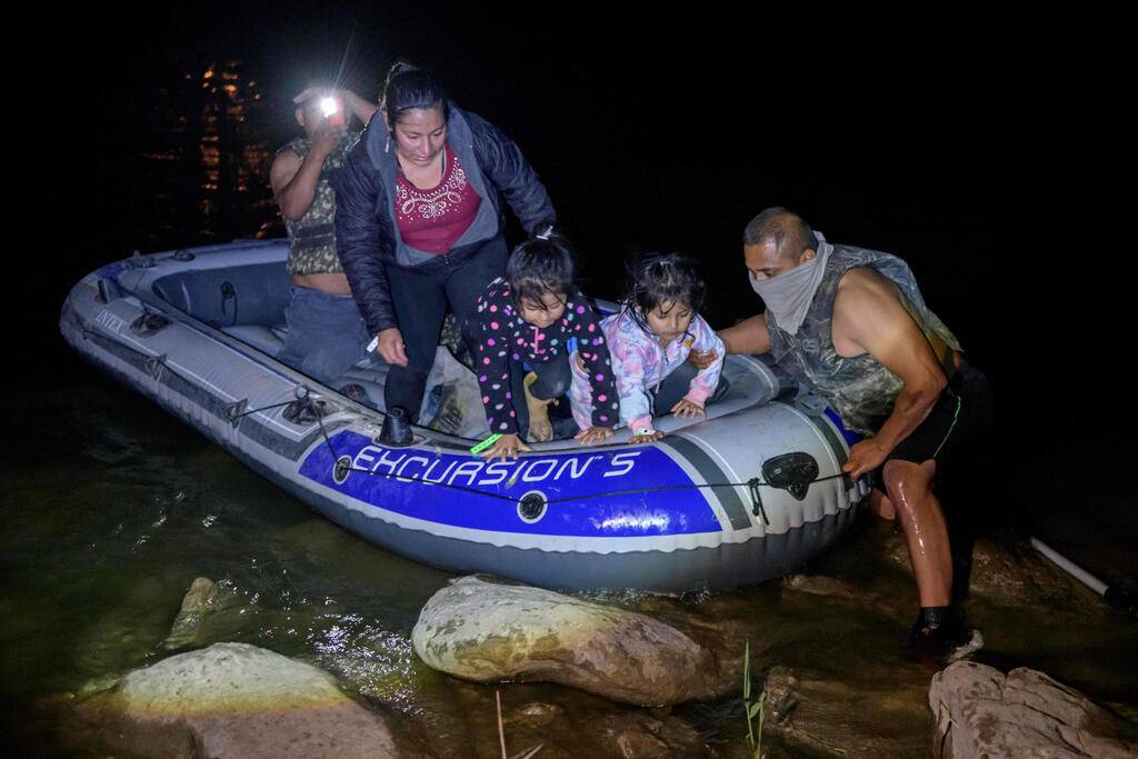 החשש: הורים שולחים את הילדים לבד כדי להגדיל את סיכוייהם להיכנס. מסתננים לארה"ב (צילום: AFP) מהגרים הגירה לא חוקית נהר ריו גראנדה גבול מקסיקו ארה"ב באזור טקסס