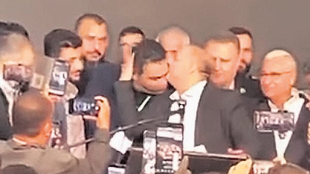 ''זה לא האסטרטג הכי טוב בארץ אלא בעולם כולו''. עאיד כיאל ומנסור עבאס (צילום: מהפייסבוק) ''זה לא האסטרטג הכי טוב בארץ אלא בעולם כולו''. עאיד כיאל ומנסור עבאס