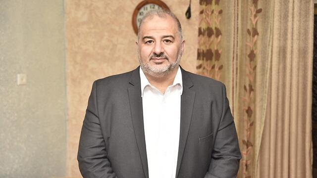 ''אני מקווה להגיע עם רע"מ ל-15 מנדאים''. הלקוח מנסור עבאס (צילום: שרון צור) ''אני מקווה להגיע עם רע"מ ל-15 מנדאים''. הלקוח מנסור עבאס