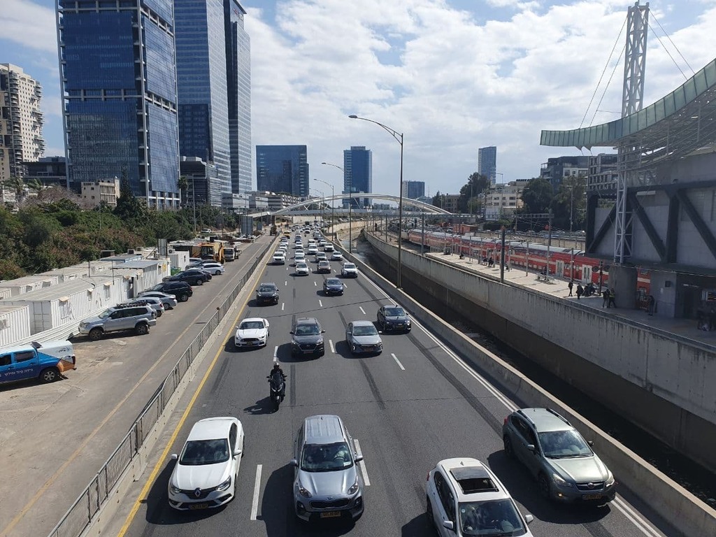 המטרה: יותר כלי רכב ירוקים (צילום: שחר גולדשטיין) התנועה בנתיבי איילון בחול המועד