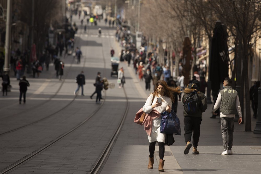 A woman carries shopping bags in Jerusalem after coronavirus restrictions were eased, opening shopping centers, gyms, barbershops, among other sites (Photo: AP) a woman carries shopping bags after coronavirus restrictions were eased, opening shopping centers, gyms, barber shops, among other sites in Jerusalem