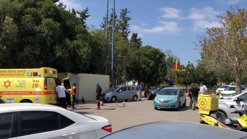 זירת התאונה בכפר מימון (צילום: תיעוד מבצעי מד"א) פעוט נפצע אנוש בתאונת דרכים בכפר מימון