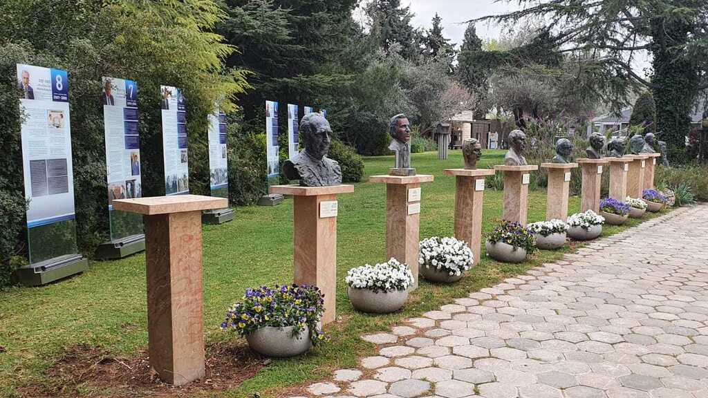 נערכים לעזיבה: גן הפסלים בבית הנשיא (צילום: איתמר אייכנר) גן הפסלים בבית הנשיא