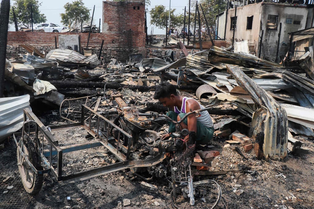 The aftermath of a bombing of a village by the military junta in Myanmar (Photo: AFP) מיאנמר