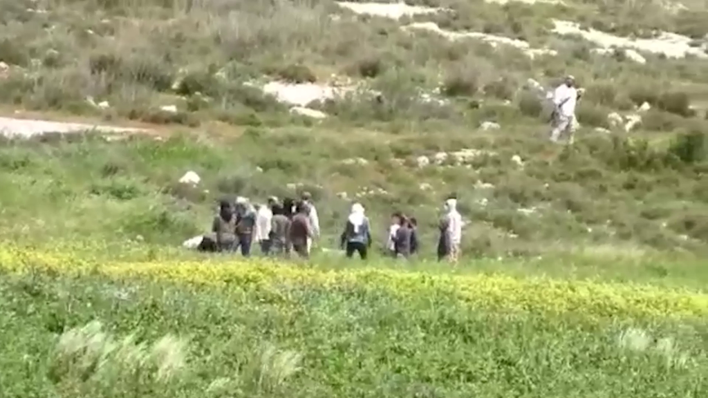 הפלסטינים: "הגענו לתקן תאורה שניזוקה ידי מתנחלים" (צילום: יש דין) מתנחלים תוקפים פלסטיני בג'אלוד באבנים ומקלות