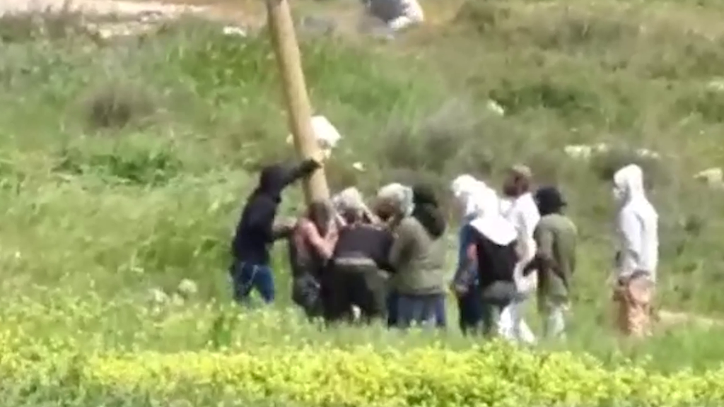 מתוך התיעוד: עימות בין מתנחלים לפלסטינים (צילום: יש דין) מתנחלים תוקפים פלסטיני בג'אלוד באבנים ומקלות