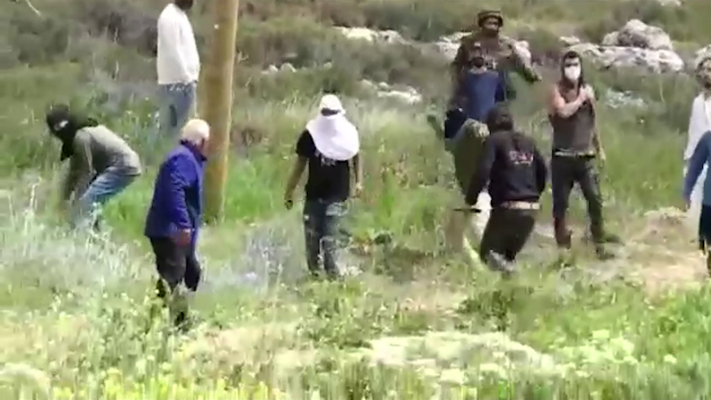 המתנחלים: "הפלסטינים חיבלו בשער היישוב" (צילום: יש דין) מתנחלים תוקפים פלסטיני בג'אלוד באבנים ומקלות