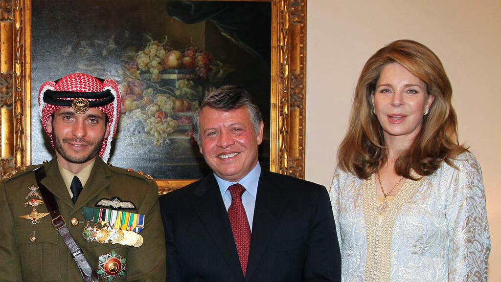 Prince Hamzah, King Abdullah II and queen Noor on the princes wedding day in 2012 (Photo: AFP) ירדן נסיך חמזה יורש העצר לשעבר ב חתונה עם רעייתו ועם המלך עבדאללה המלכה רניה אמו המלכה נור