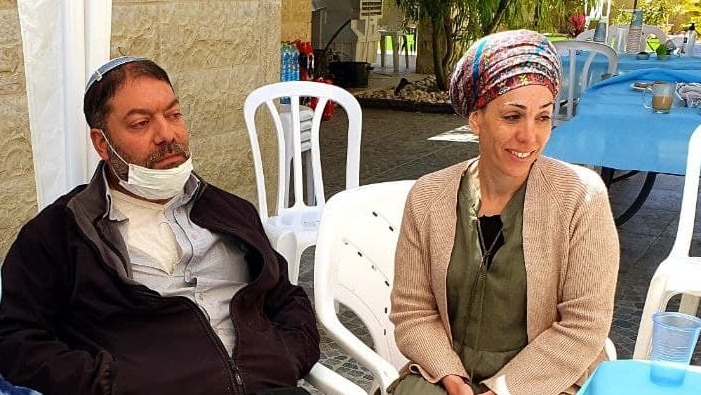 "ראיתי אנשים רצים, ואת שילה שוכב על הכביש". ההורים בשבעה (צילום: רועי עידן) הוריו של בן ה-3 שנדרס למוות בכפר במימון