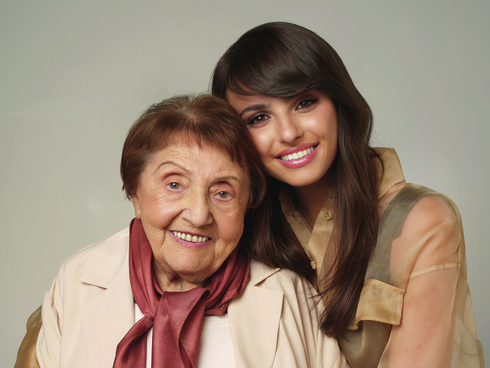 קים אור אזולאי וסבתא-רבתא סוניה פרלה ינוביץ. "זו המשימה שלנו, של הנכדים, לזכור ולהעביר הלאה" 