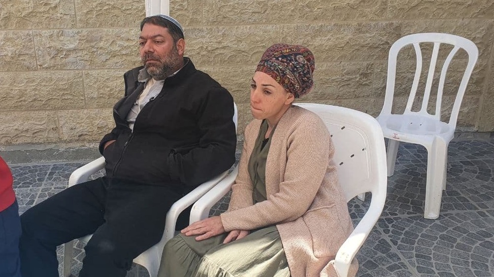 "השם עשה חסד ולא נתן לנו להתרוצץ בבתי חולים". ההורים של שילה (צילום: רועי עידן) הוריו של בן ה-3 שנדרס למוות בכפר במימון