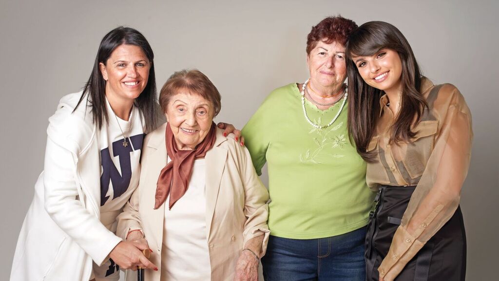 מימין: הנכדה קים אור אזולאי, סבתה פנינה, סבתא רבתא סוניה ואמה של קים, רויטל