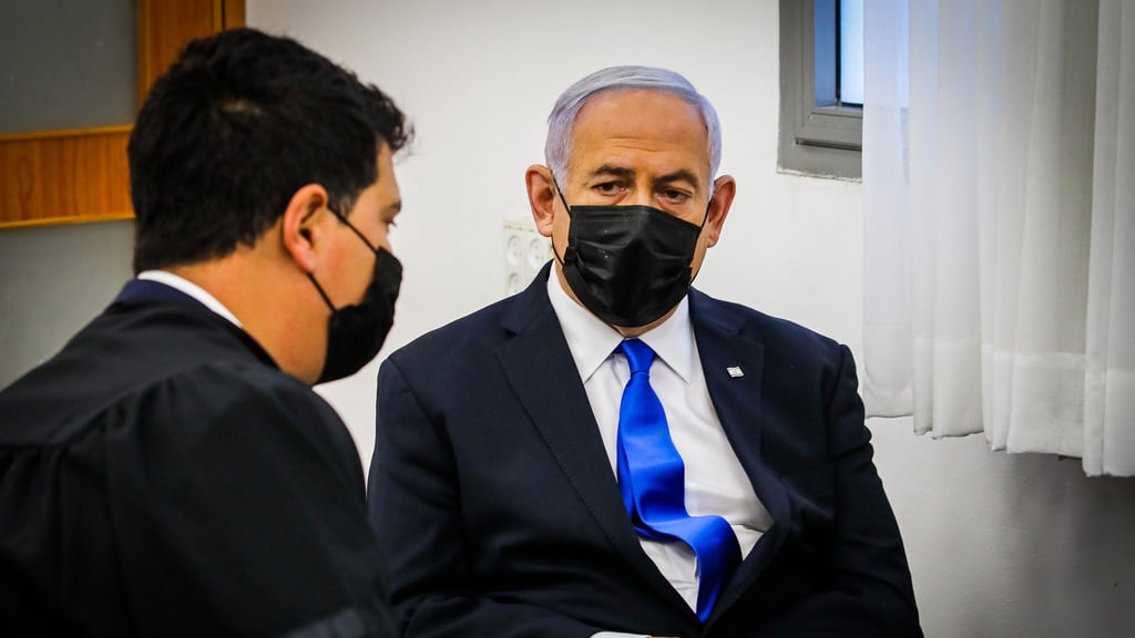 Prime Minister Benjamin Netanyahu sits with his lawyer during his corruption trial in Jerusalem District Court (Photo: Oren Ben Hakoon) בנימין נתניהו