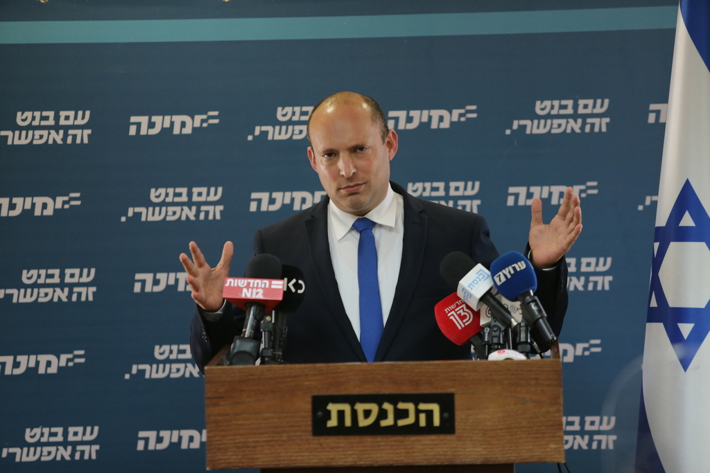 "סירבתי לשקר, יש לנו מצפן". בנט בישיבת הסיעה של ימינה (צילום: אלכס קולומויסקי) נפתלי בנט בישיבת סיעה של ימינה