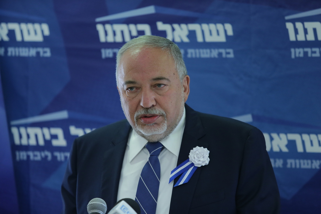 "לחשוב על שינוי שיטת הממשל". ליברמן בישיבת הסיעה של ישראל ביתנו (צילום: אלכס קולומויסקי) אביגדור ליברמן בישיבת סיעה של ישראל ביתנו